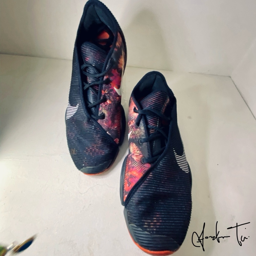 Nike Black Athletic Shoes with Sleek Design and Enhanced Cushioning